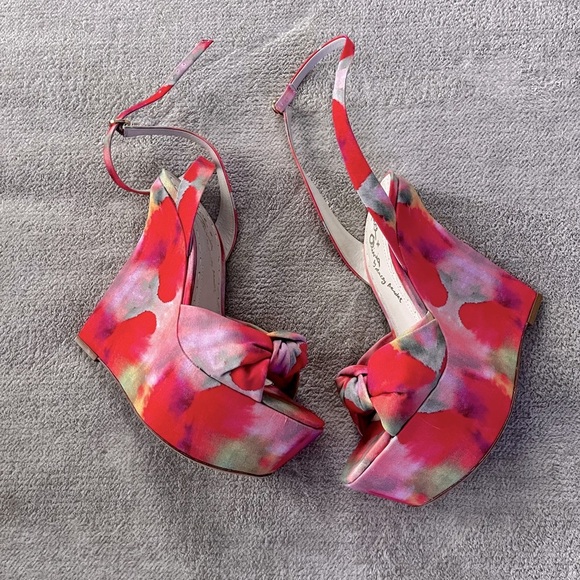 Alice + Olivia by Stacey Bendet Ilisa Watercolor-Print Wedge Sandal Size 40 - Picture 5 of 7